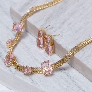 CONJUNTO CORRENTE LACRAIA COM PEDRAS ROSA CLARO BANHO OURO 18K