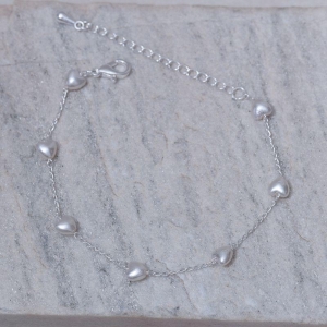 PULSEIRA COM CORAÇÕES EM PÉROLA BANHO PRATA