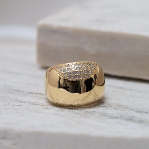ANEL GRANDE LISO E COM ZIRCÔNIAS BANHO OURO 18K