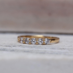 ANEL DELICADO COM ZIRCÔNIAS REDONDAS CT BANHO OURO 18K