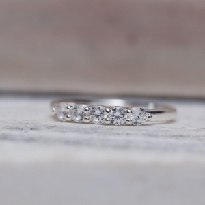 ANEL DELICADO COM ZIRCÔNIAS REDONDAS CT BANHO PRATA
