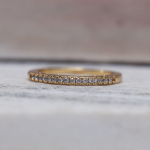 ANEL FINO CRISTAL DETALHADO CT BANHO OURO 18K