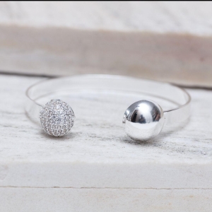 BRACELETE BOLA LISA E CRAVEJADA BANHO PRATA