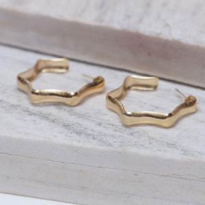 BRINCO ARGOLA ESTRELA FOSCA M BANHO OURO 18K