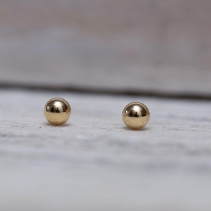 BRINCO BOLINHA LISA P BANHO OURO 18K