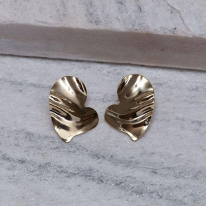 BRINCO CORAÇÃO ORGÂNICO AMASSADO BANHO OURO 18K