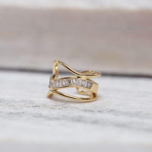 BRINCO FAKE ONDULADO COM ZIRCÔNIAS BANHO OURO 18K