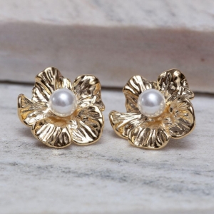 BRINCO FLOR COM PÉROLA BANHO OURO 18K