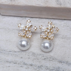 BRINCO FLOR CRISTAL COM PÉROLA BANHO OURO 18K