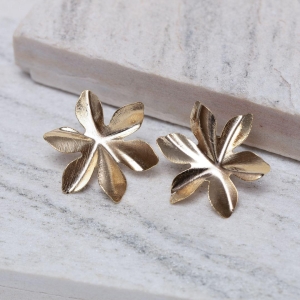BRINCO FLOR ORGÂNICA FOSCA BANHO OURO 18K