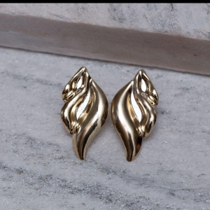 BRINCO FOLHA ORGÂNICA BANHO OURO 18K