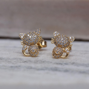 BRINCO GATINHO CRAVEJADO BANHO OURO 18K