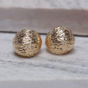 BRINCO MEIA ARGOLA TRABALHADA BANHO OURO 18K