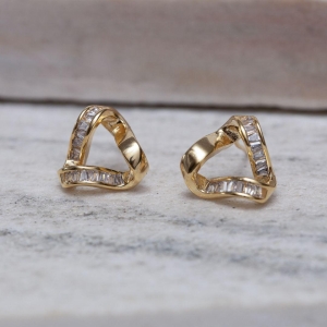 BRINCO TRIÂNGULO COM ZIRCÔNIAS NAVETE BANHO OURO 18K