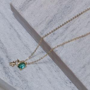 COLAR FILHOS MENINO COM PEDRA VERDE BANHO OURO 18K