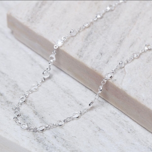 COLAR LONGO COM PEDRAS CRISTAIS BANHO PRATA