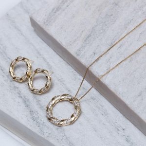 CONJUNTO CÍRCULO COM ZIRCÔNIAS BANHO OURO 18K