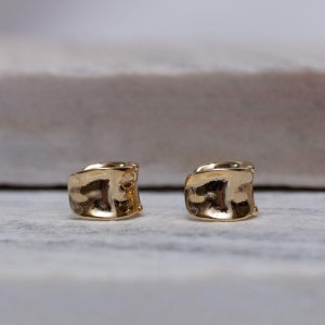 BRINCO ARGOLA CÔNCAVA BANHO OURO 18K