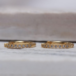 BRINCO ARGOLA FLORZINHAS G BANHO OURO 18K