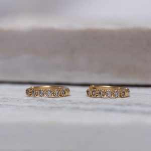 BRINCO ARGOLA FLORZINHAS P BANHO OURO 18K
