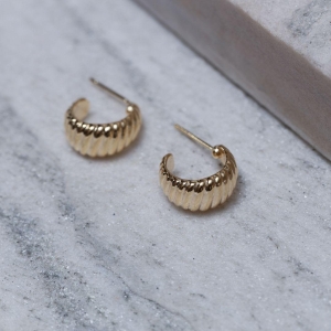BRINCO MEIA ARGOLA CARACOL BANHO OURO 18K