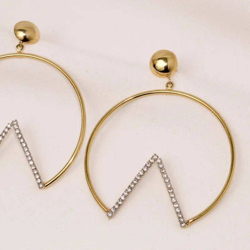 BRINCO LISO GRANDE COM ZIRCÔNIAS BANHO OURO 18K