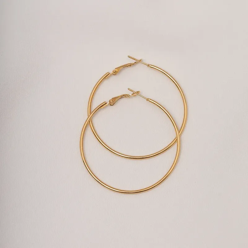 BRINCO ARGOLA LISA M BANHO OURO 18K