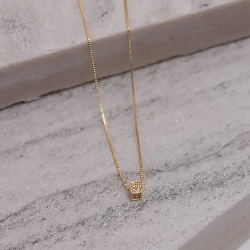 COLAR PONTO DE LUZ CUBO BANHO OURO 18K