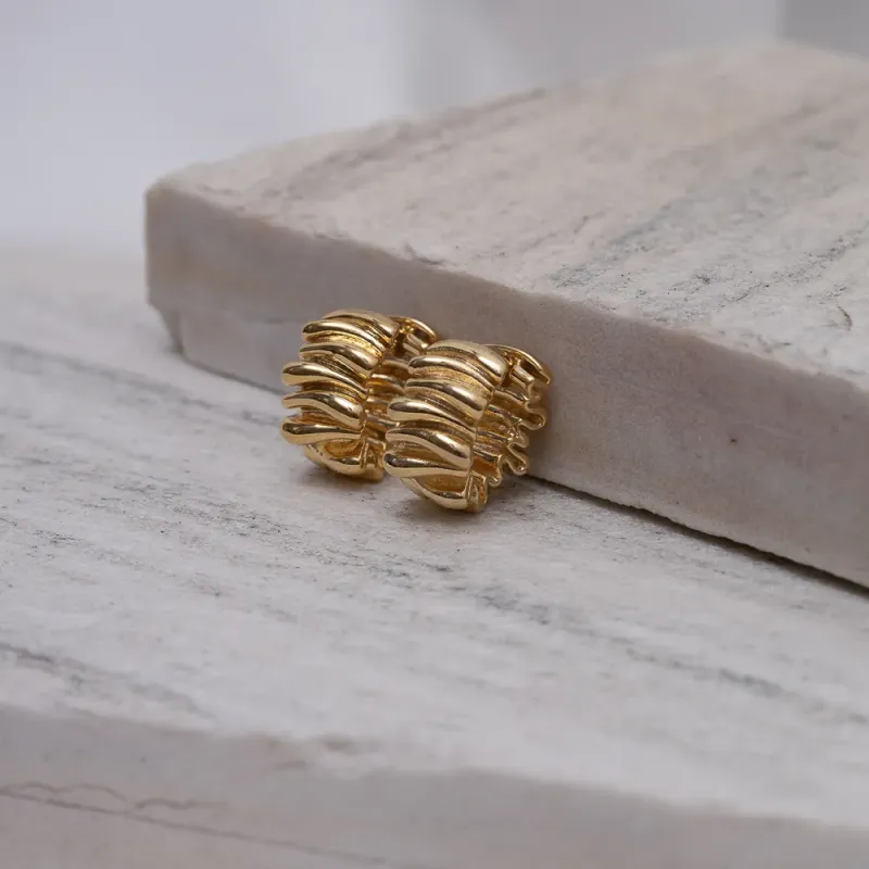 BRINCO ARGOLA LISA TRABALHADA M BANHO OURO 18K