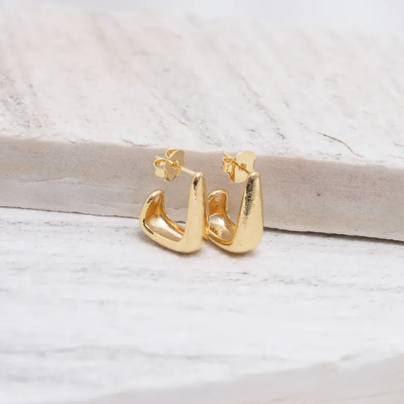 BRINCO ARGOLA SEMI ABERTA QUADRADA BANHO OURO 18K