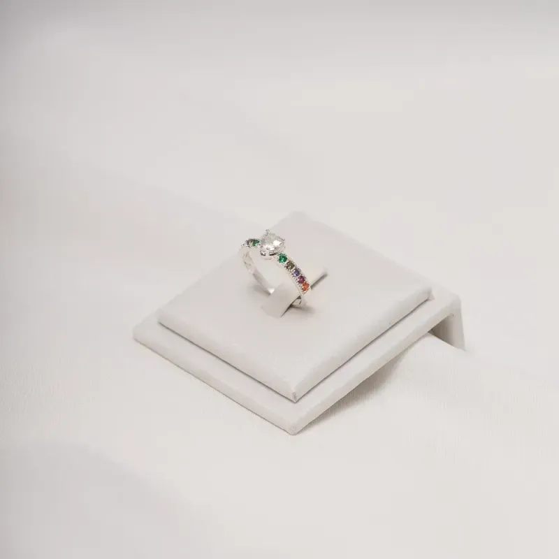 ANEL CORAÇÃO CRISTAL CRAVEJADO COM ZIRCÔNIAS COLORIDAS BANHO PRATA