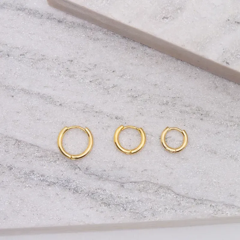 BRINCO ARGOLA LISA FINA M BANHO OURO 18K