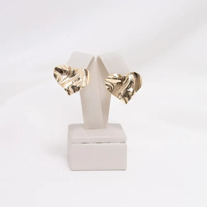 BRINCO CORAÇÃO AMASSADO BANHO OURO 18K