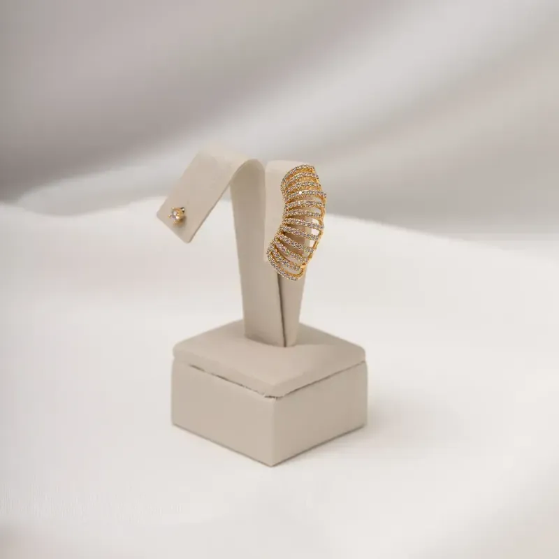 BRINCO EAR CUFF CRAVEJADO COM ZIRCÔNIAS E PONTO DE LUZ CRISTAL BANHO OURO 18K