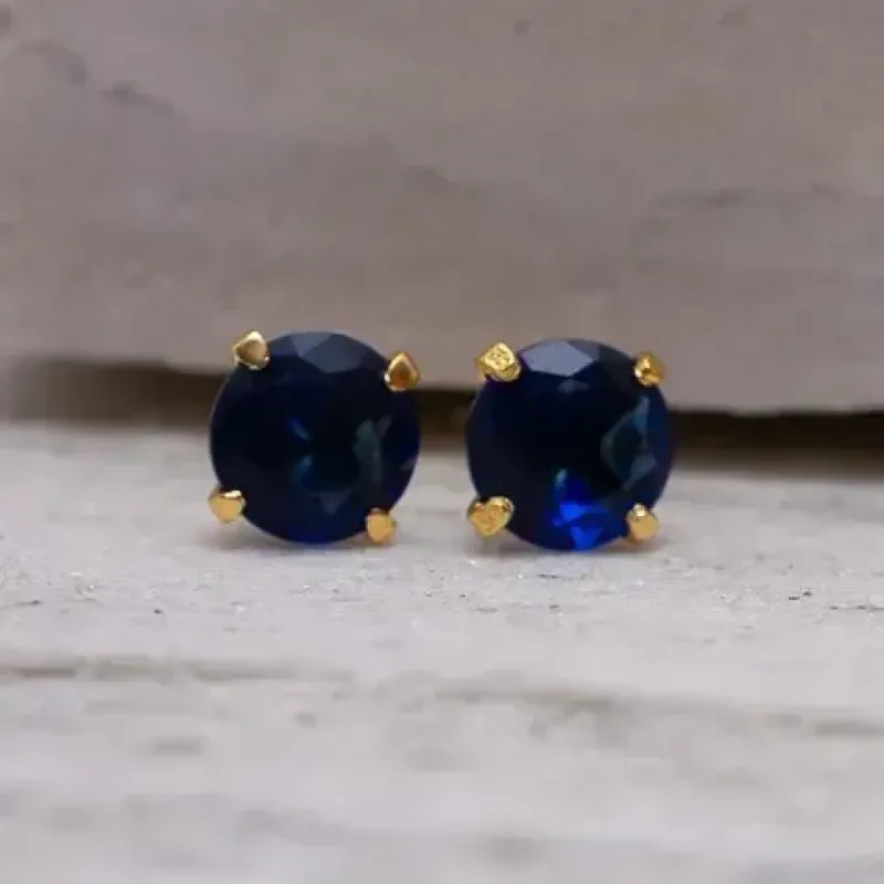 BRINCO PONTO DE LUZ ZIRCÔNIA AZUL MARINHO PEQUENO BANHO OURO 18K