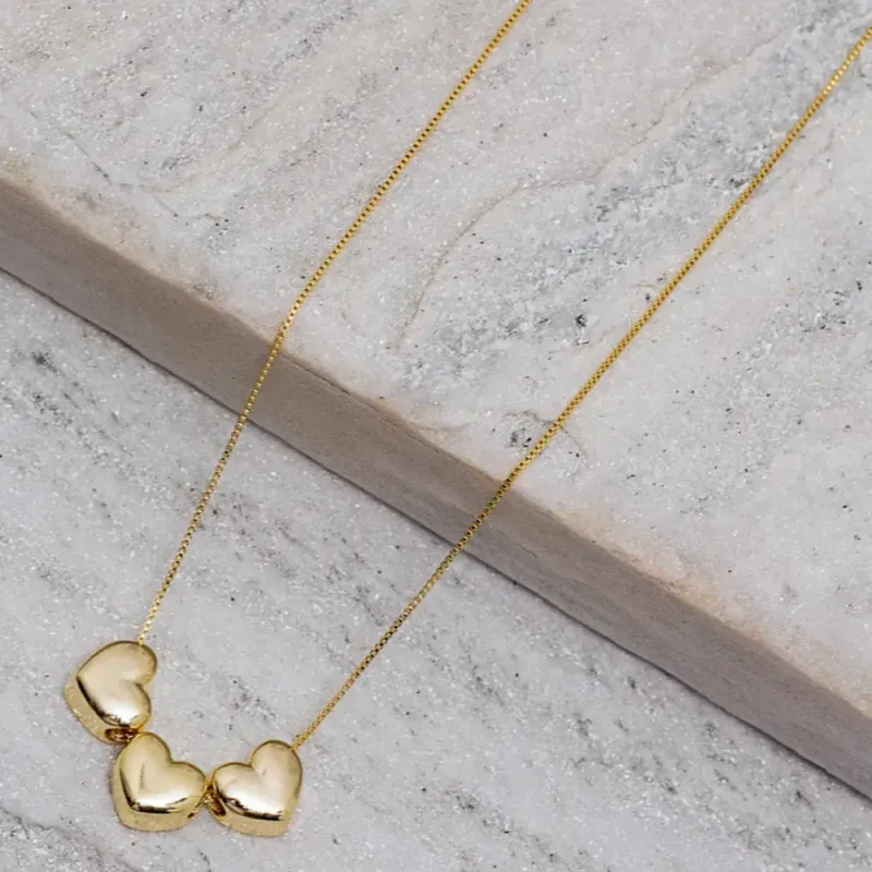 COLAR 3 CORAÇÕES LISOS  BANHO OURO 18K