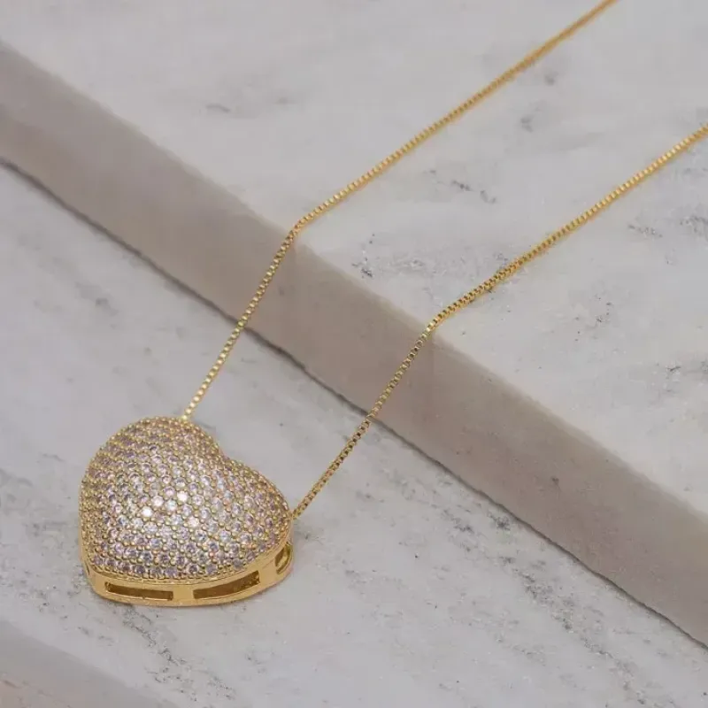 COLAR CORAÇÃO CRAVEJADO COM ZIRCÔNIAS CRISTAIS BANHO OURO 18K