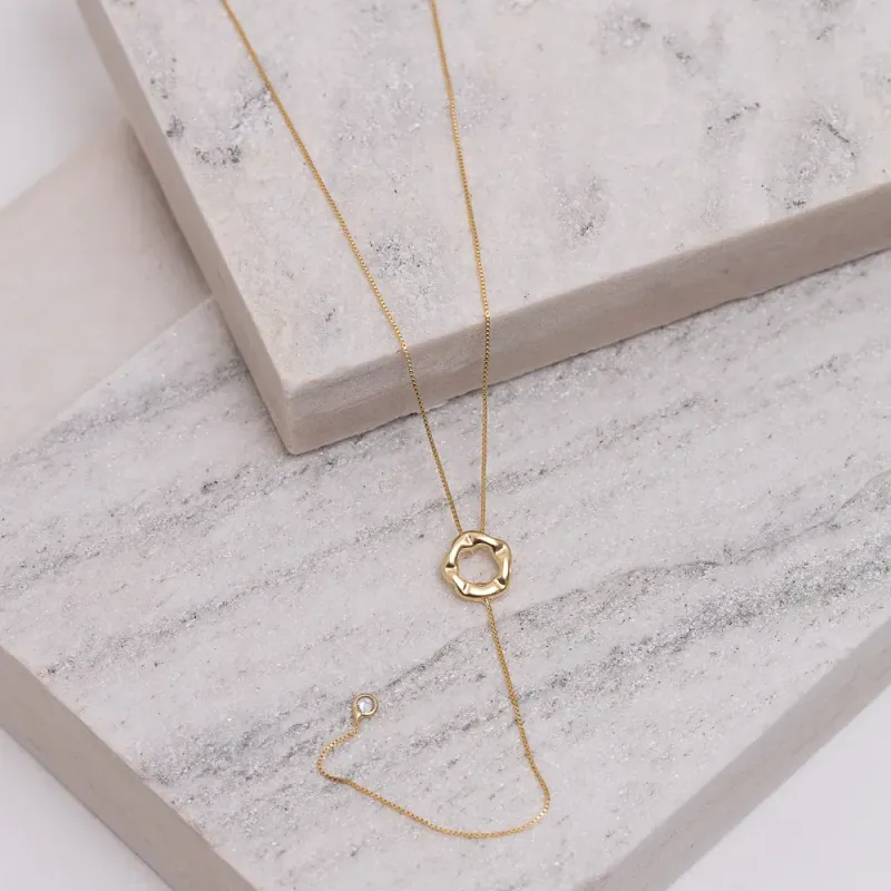 COLAR GRAVATA ORGÂNICA COM PONTO DE LUZ BANHO OURO 18K