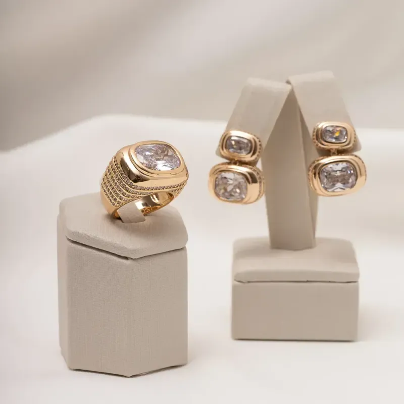 CONJUNTO BRINCO E ANEL CRAVEJADO COM ZIRCÔNIAS E PEDRA CRISTAL BANHO OURO 18K