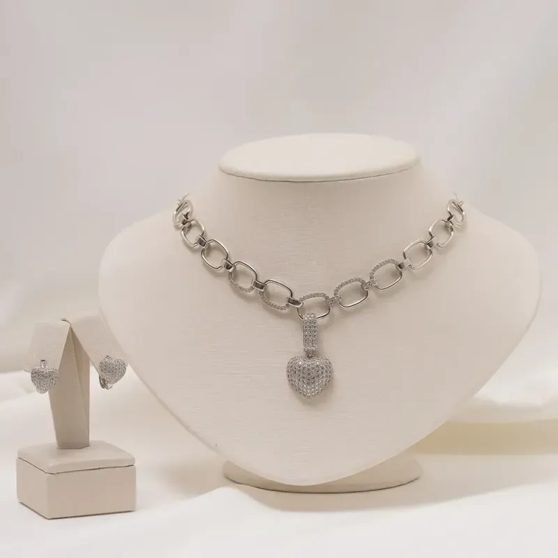 CONJUNTO CORAÇÃO CRAVEJADO COM ZIRCÔNIAS CRISTAIS BANHO RÓDIO BRANCO