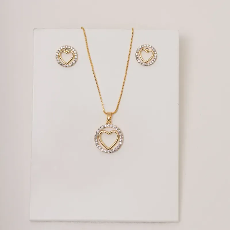 CONJUNTO CORAÇÃO CRAVEJADO COM ZIRCÔNIAS CRISTAIS VAZADO BANHO OURO 18K