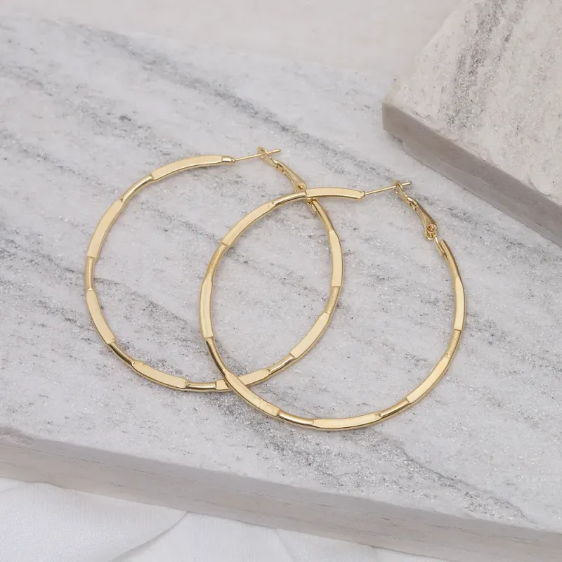 BRINCO ARGOLA LISA G TRABALHADA BANHO OURO 18K