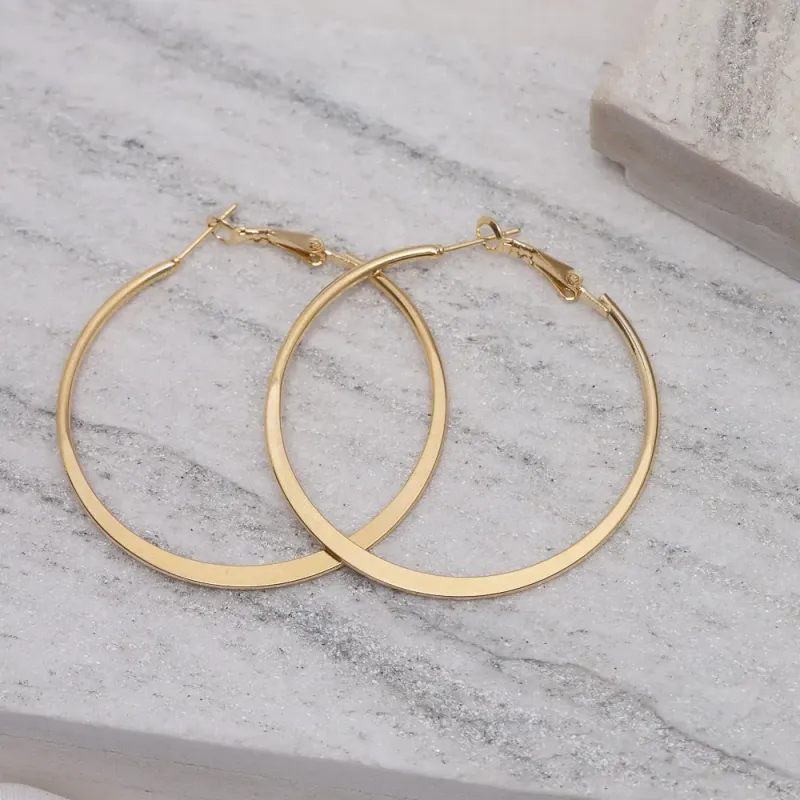 BRINCO ARGOLA LISA LARGA M BANHO OURO 18K