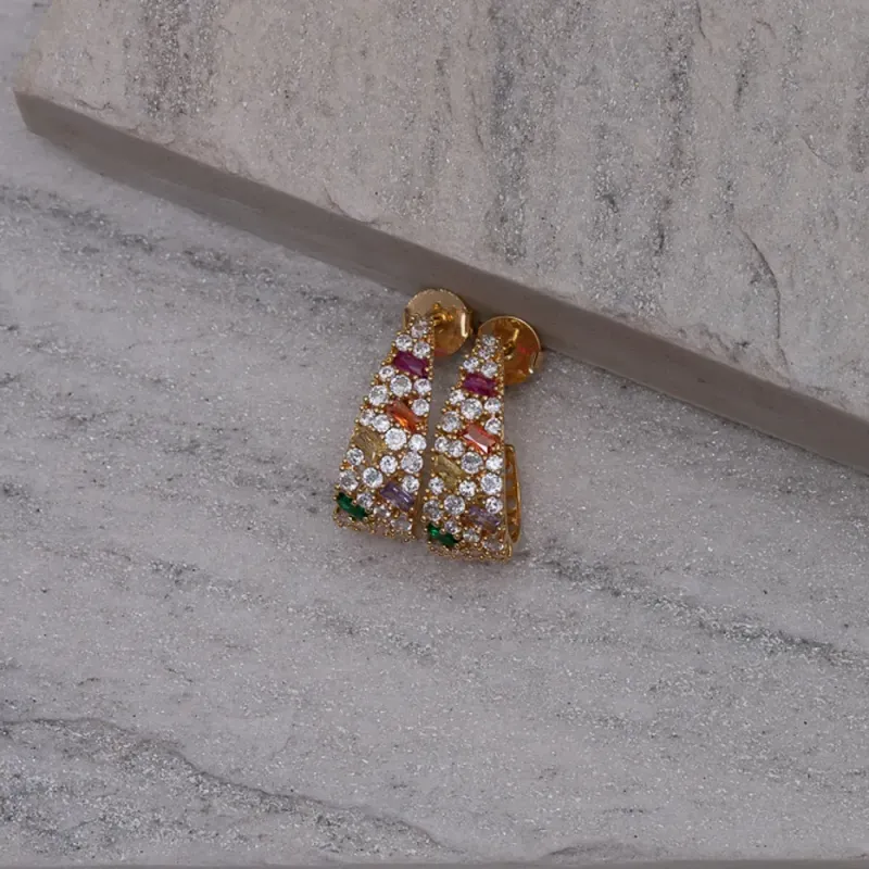 BRINCO ARGOLA CRAVEJADA COM ZIRCÔNIAS COLORIDAS BANHO OURO 18K