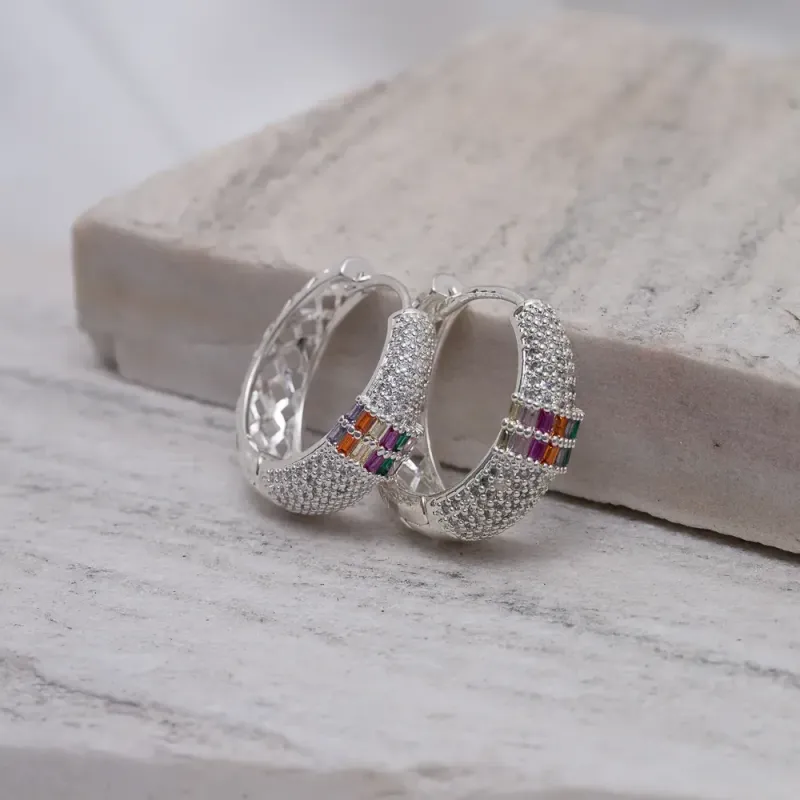 BRINCO ARGOLA COM ZIRCÔNIAS COLORIDAS GRANDE BANHO PRATA