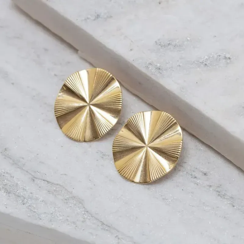 BRINCO VINTAGE REDONDO RISCADO BANHO OURO 18K