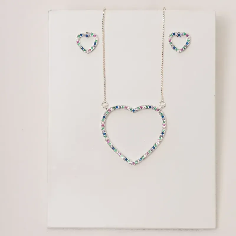CONJUNTO CORAÇÃO CRAVEJADO COM ZIRCÔNIAS COLORIDAS BANHO PRATA