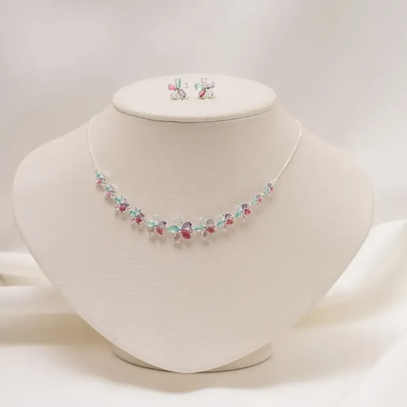 CONJUNTO FLOR COM PEDRAS COLORIDAS BANHO PRATA