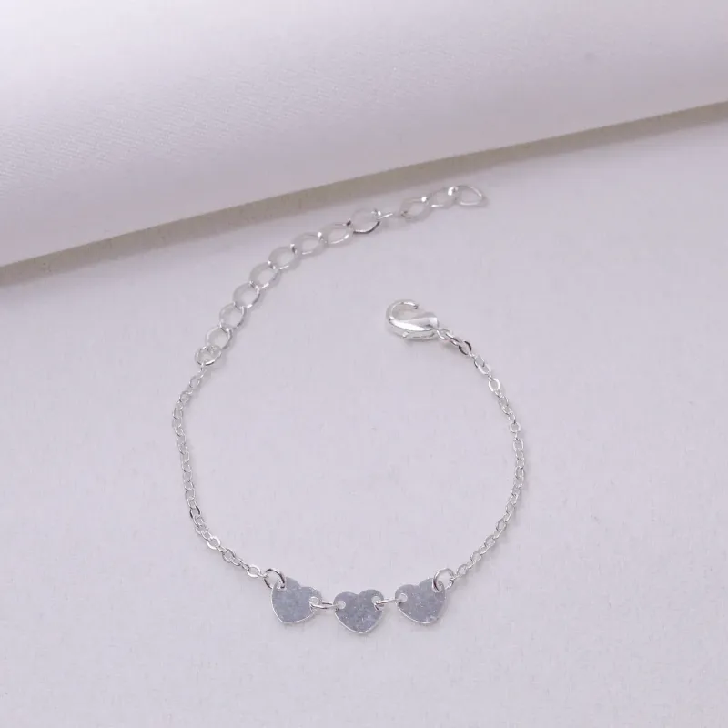PULSEIRA INFANTIL TRÊS CORAÇÕES BANHO PRATA