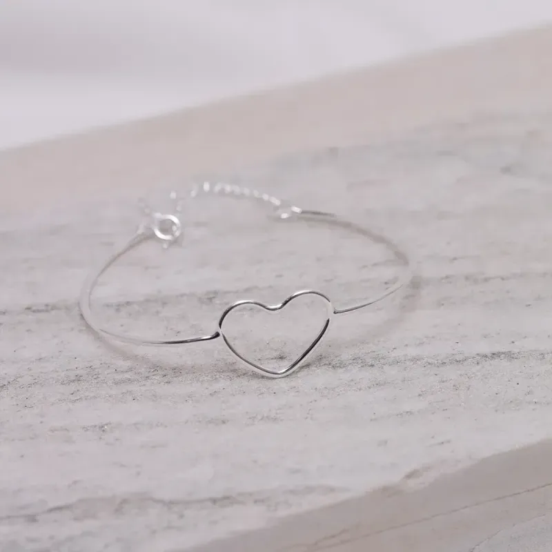 BRACELETE LISO COM CORAÇÃO GRANDE  BANHO PRATA